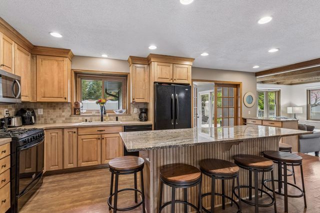 900 Nina Court, Mendota Heights, MN 55118