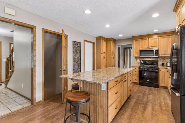 900 Nina Court, Mendota Heights, MN 55118