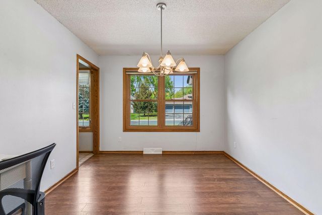 900 Nina Court, Mendota Heights, MN 55118