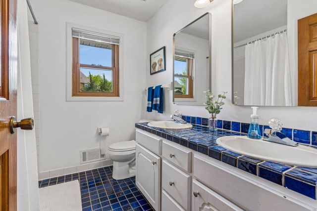 900 Nina Court, Mendota Heights, MN 55118