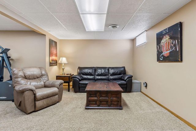 900 Nina Court, Mendota Heights, MN 55118