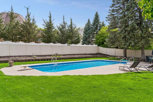 900 Nina Court, Mendota Heights, MN 55118