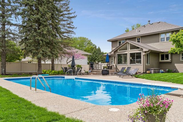 900 Nina Court, Mendota Heights, MN 55118