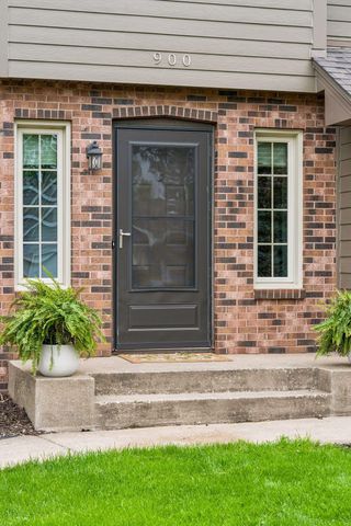 900 Nina Court, Mendota Heights, MN 55118