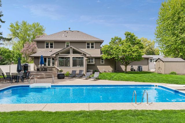 900 Nina Court, Mendota Heights, MN 55118