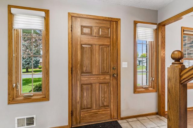 900 Nina Court, Mendota Heights, MN 55118