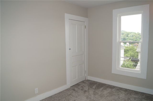 9 E Gaskill Ave, Jeannette, PA 15644