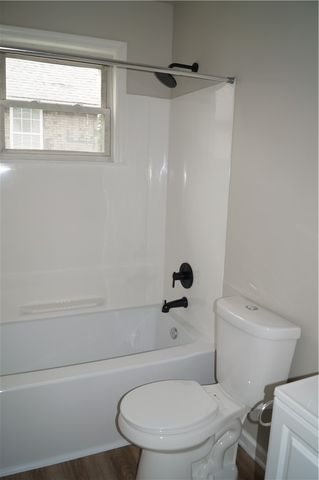 9 E Gaskill Ave, Jeannette, PA 15644