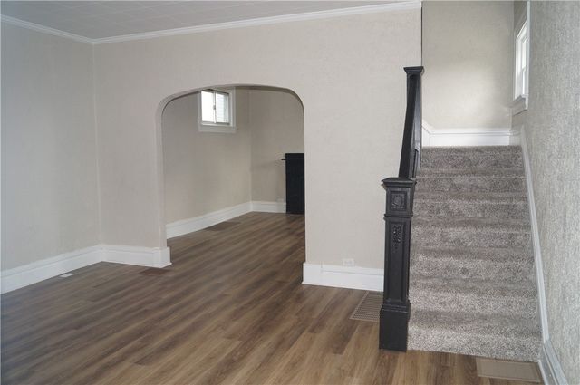 9 E Gaskill Ave, Jeannette, PA 15644