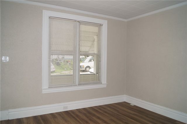 9 E Gaskill Ave, Jeannette, PA 15644