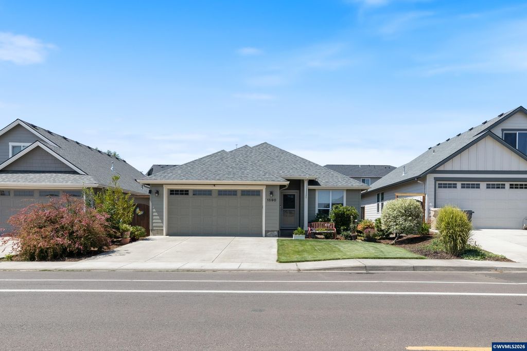 Image 1 of property listing at 1590 SE Barberry Av, Dallas, OR 97338