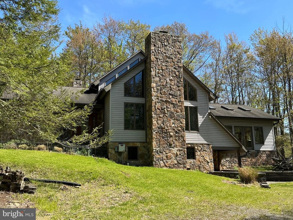 Image 3 of property listing at 122 WOODLANDS HILL LN, Oakland, MD 21550