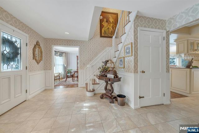 89 Barrett Lane, Wyckoff, NJ 07481