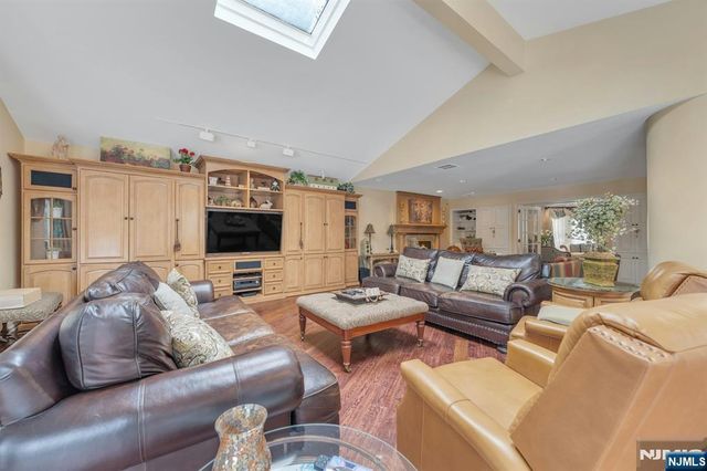 89 Barrett Lane, Wyckoff, NJ 07481