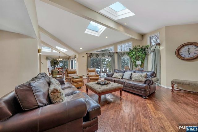 89 Barrett Lane, Wyckoff, NJ 07481