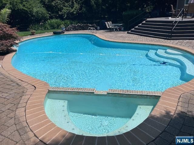 89 Barrett Lane, Wyckoff, NJ 07481