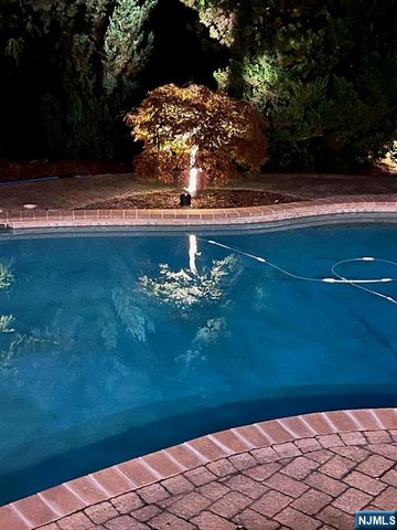 89 Barrett Lane, Wyckoff, NJ 07481