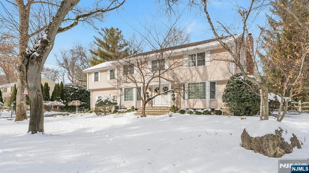 89 Barrett Lane, Wyckoff, NJ 07481