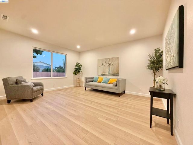 1323 Canton Dr, Milpitas, CA 95035