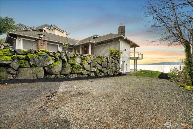 8204 East Side Drive NE, Tacoma, WA 98422