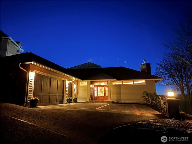 8204 East Side Drive NE, Tacoma, WA 98422