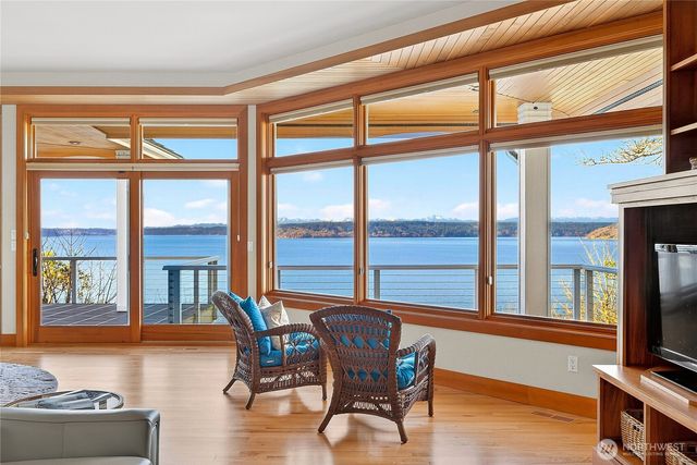 8204 East Side Drive NE, Tacoma, WA 98422