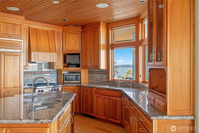 8204 East Side Drive NE, Tacoma, WA 98422
