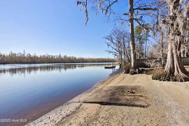 286 Gooseneck Road W, Rocky Point, NC 28457