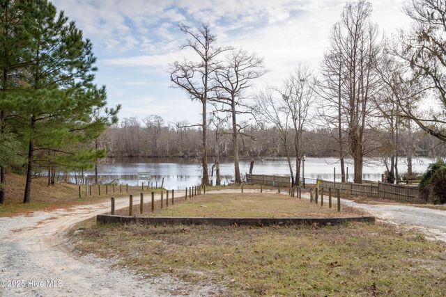 286 Gooseneck Road W, Rocky Point, NC 28457