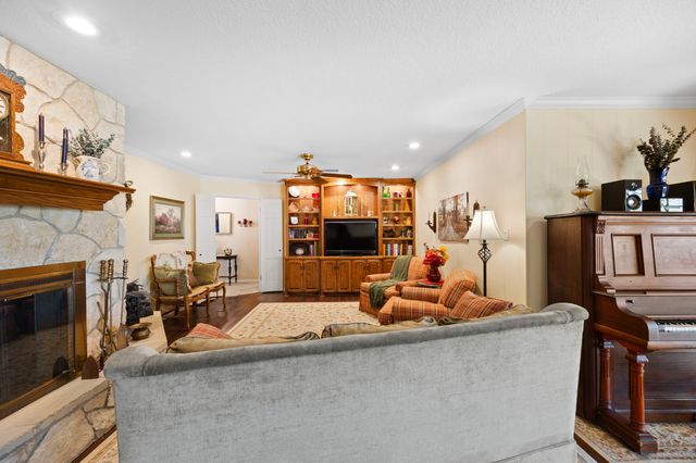 2010 N Beal Street, Belton, TX 76513