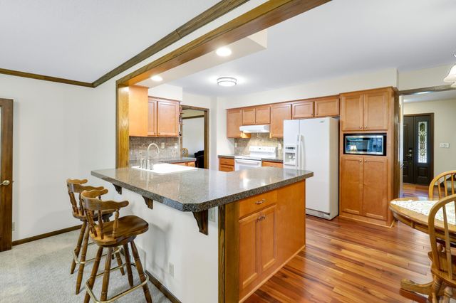 17200 Barberry Circle, Eden Prairie, MN 55346
