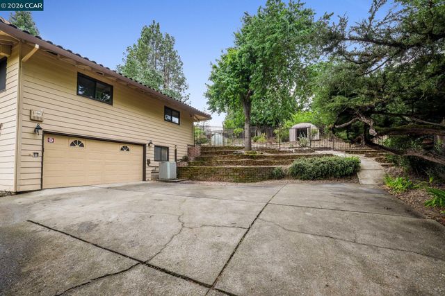 31 Oak Knoll Loop, Walnut Creek, CA 94596