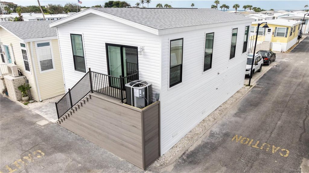 Image 2 of property listing at 3710 GULF OF MEXICO DRIVE F2, Longboat Key, FL 34228