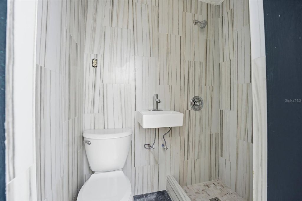 Image 19 of property listing at 3710 GULF OF MEXICO DRIVE F2, Longboat Key, FL 34228