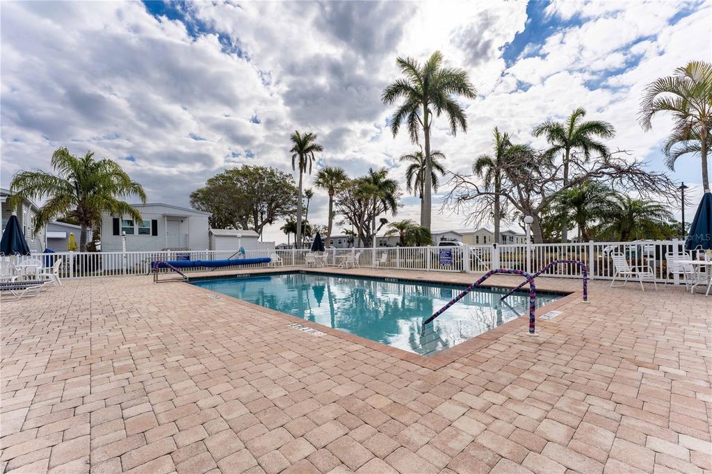 Image 20 of property listing at 3710 GULF OF MEXICO DRIVE F2, Longboat Key, FL 34228
