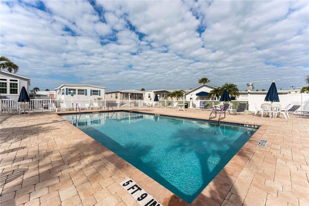 Image 22 of property listing at 3710 GULF OF MEXICO DRIVE F2, Longboat Key, FL 34228