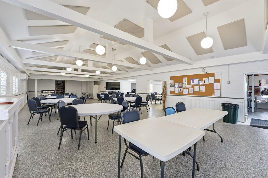 Image 24 of property listing at 3710 GULF OF MEXICO DRIVE F2, Longboat Key, FL 34228