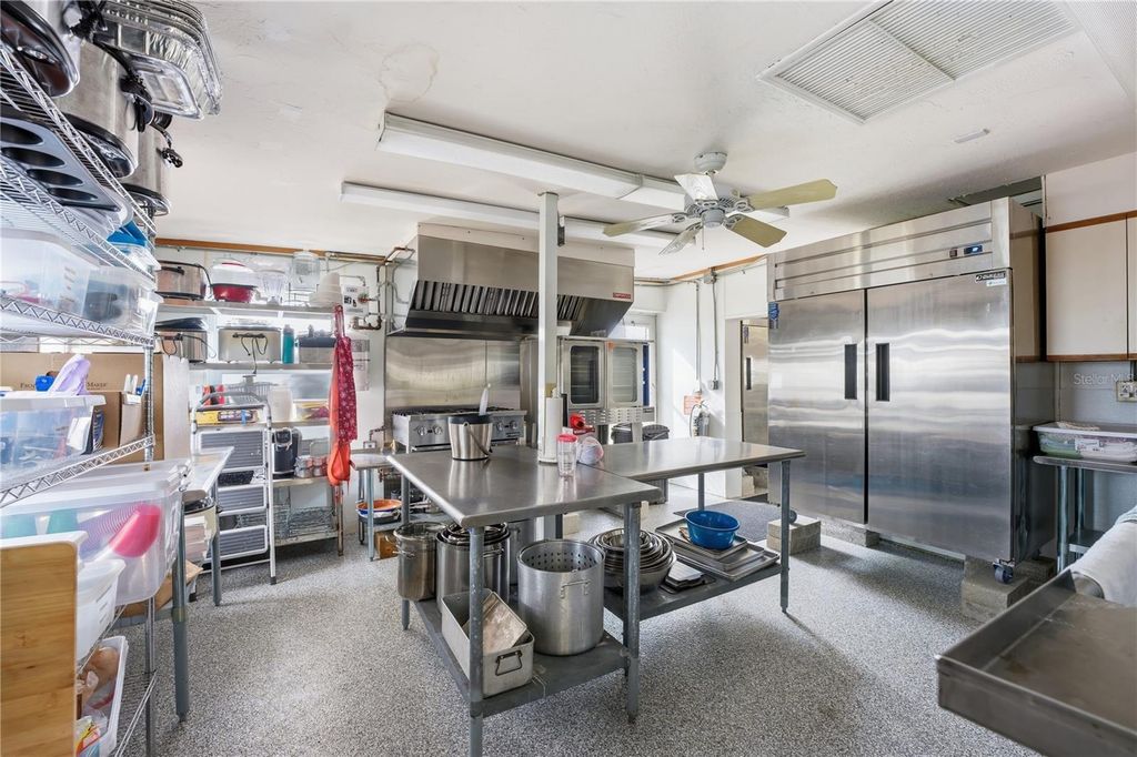 Image 26 of property listing at 3710 GULF OF MEXICO DRIVE F2, Longboat Key, FL 34228