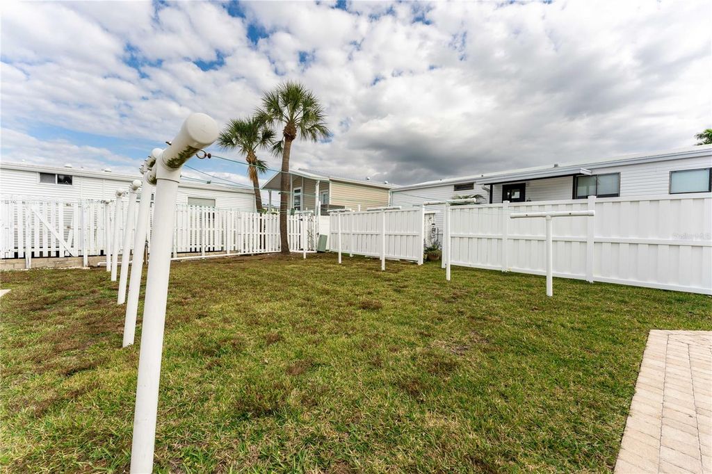 Image 29 of property listing at 3710 GULF OF MEXICO DRIVE F2, Longboat Key, FL 34228