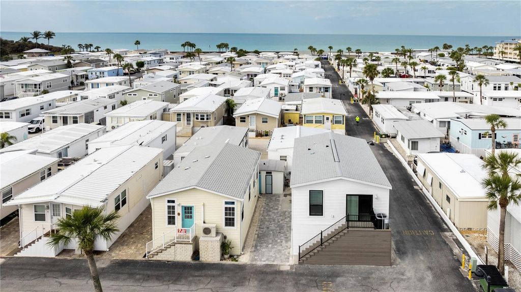 Image 31 of property listing at 3710 GULF OF MEXICO DRIVE F2, Longboat Key, FL 34228