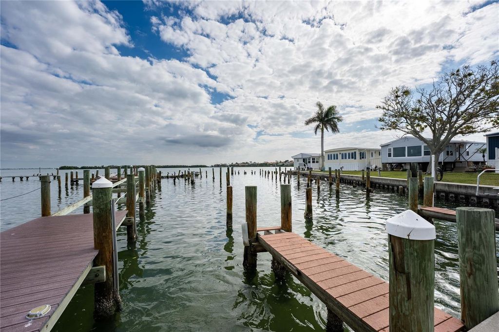 Image 33 of property listing at 3710 GULF OF MEXICO DRIVE F2, Longboat Key, FL 34228