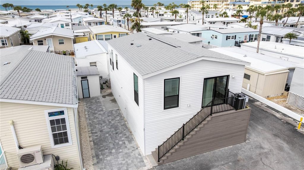 Image 34 of property listing at 3710 GULF OF MEXICO DRIVE F2, Longboat Key, FL 34228