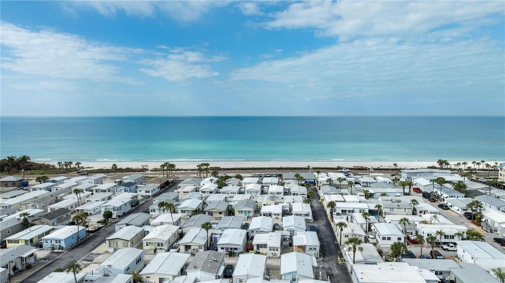 Image 36 of property listing at 3710 GULF OF MEXICO DRIVE F2, Longboat Key, FL 34228