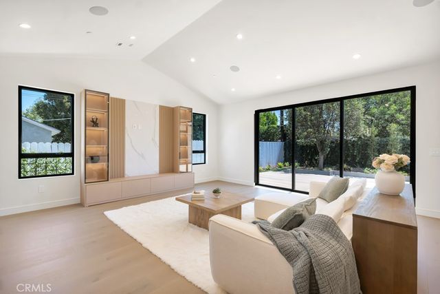 17534 Collins, Encino, CA 91316