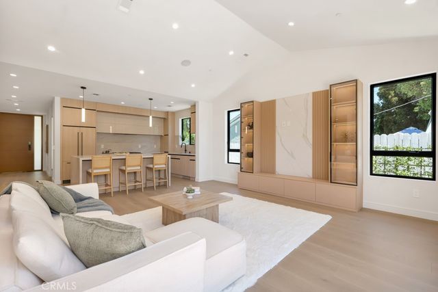 17534 Collins, Encino, CA 91316