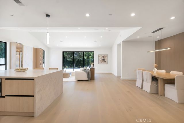 17534 Collins, Encino, CA 91316