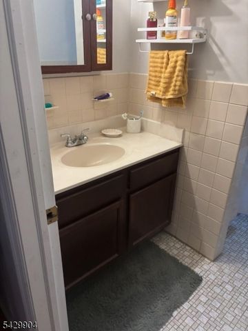 110 Coolidge St, Linden City, NJ 07036