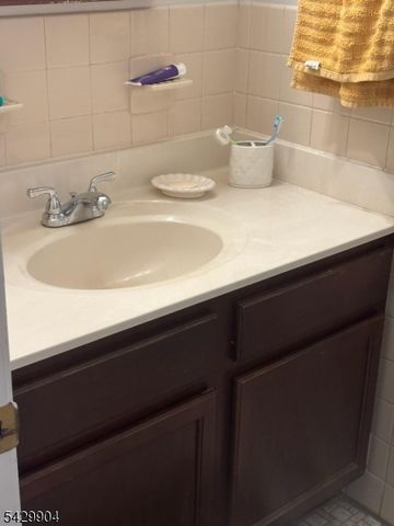 110 Coolidge St, Linden City, NJ 07036