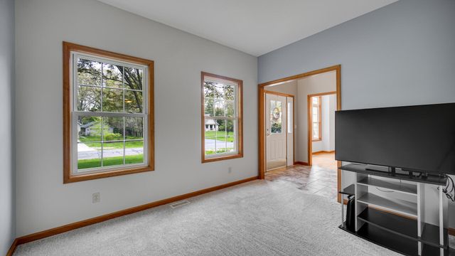 440 Oak Breeze Drive, Valparaiso, IN 46383