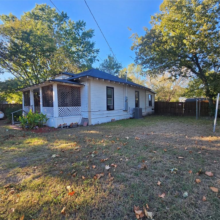 1304 S 5th Street, Bonham, TX 75418